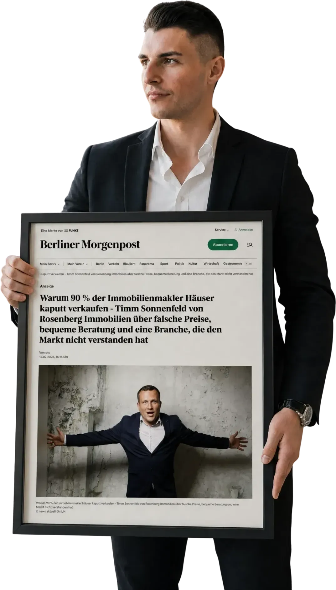 Nolen Kunert hält einen gerahmten Zeitungsbeitrag aus der Berliner Morgenpost